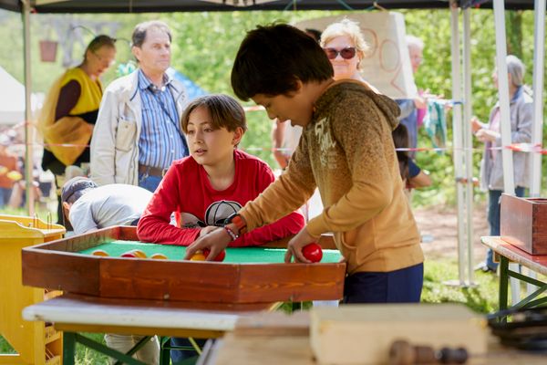 Children playing traditional games during the "Dag an der Natur"