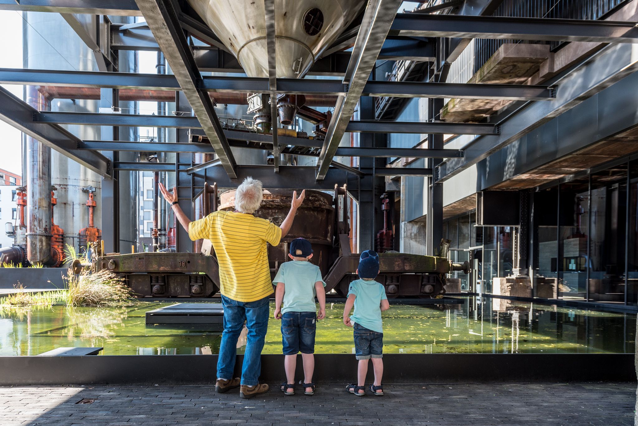 Eine Familie bestaunt einen Teil des Hochofens