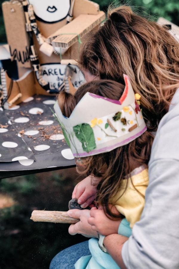 A mother and child at a woodwork workshop at the "dag an der natur"