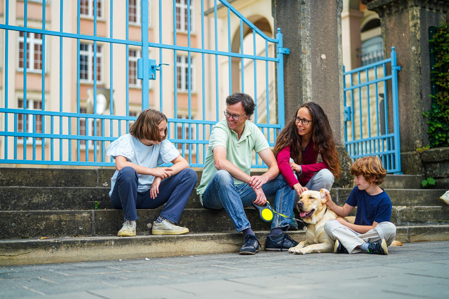 Eine Familie legt eine kurze Pause ein und hat sich Platz genommen