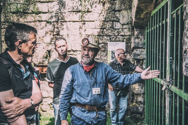 Guide of the Mine Cockerill giving explanations during a visit