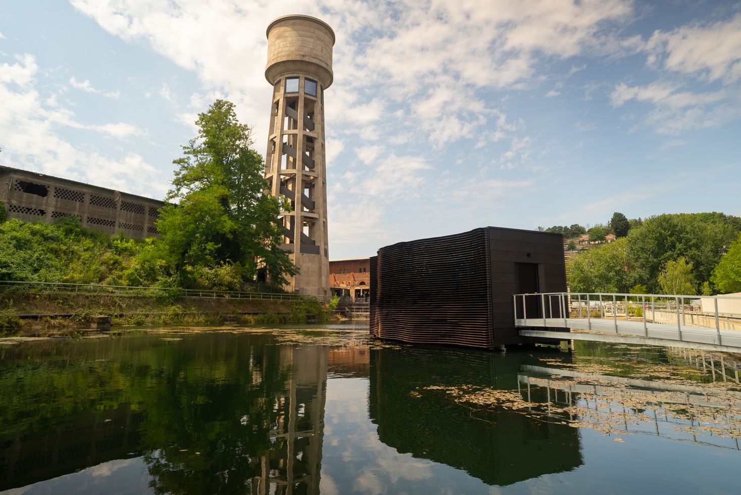 Der Floater von Aussen mit dem Wasserturm im Hintergrund