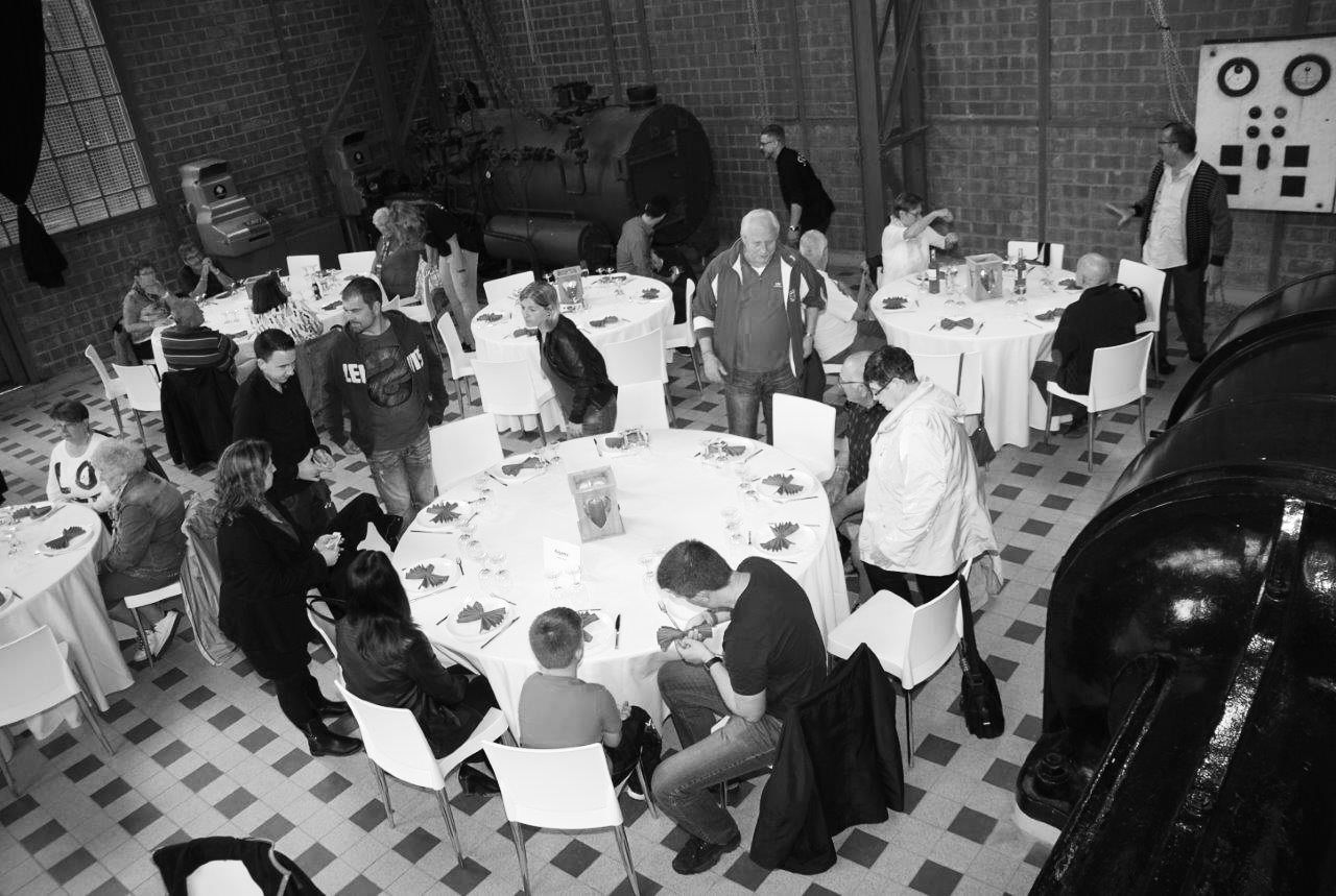 Galadinner in der Paul Wurth-Halle mit runden Tischen und mehreren Gästen