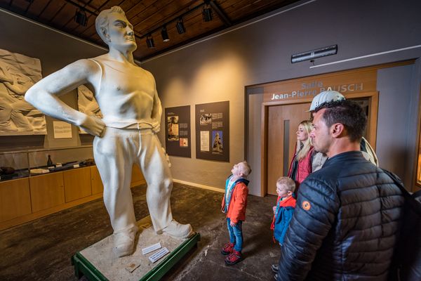 Eine Statue im Ausstellungsbereich zeigt einen Grubenarbeiter