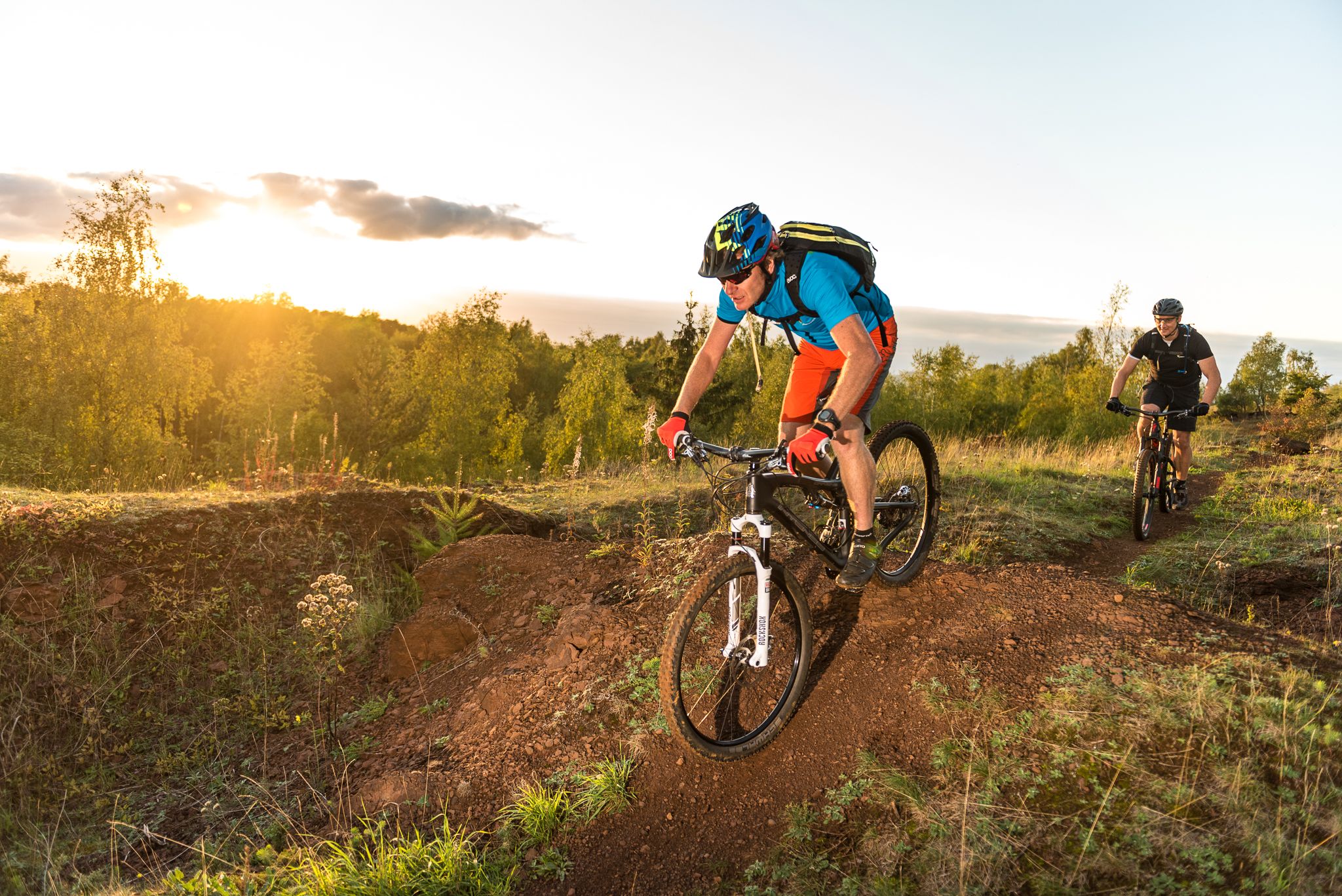 Ein Mountainbiker schlägt sich durch das wellige Terrain