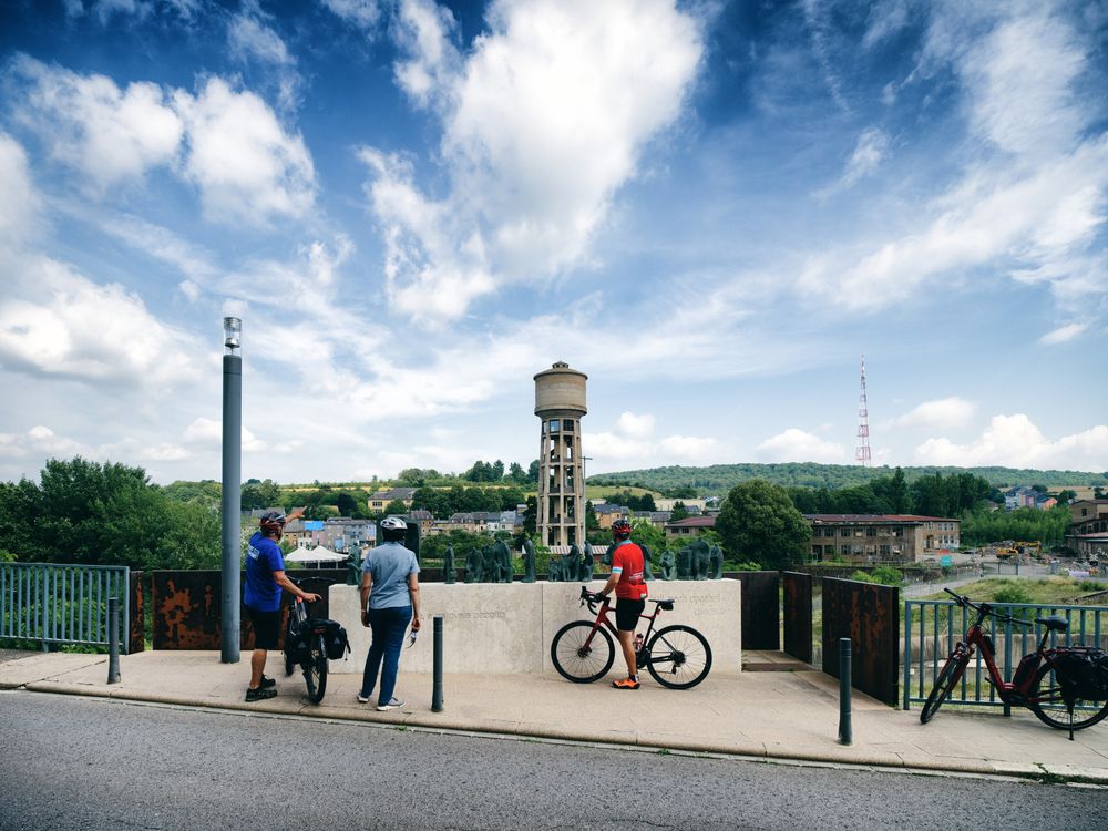 Cyclistes regardant le château d'eau "Waassertuerm" à Dudelange