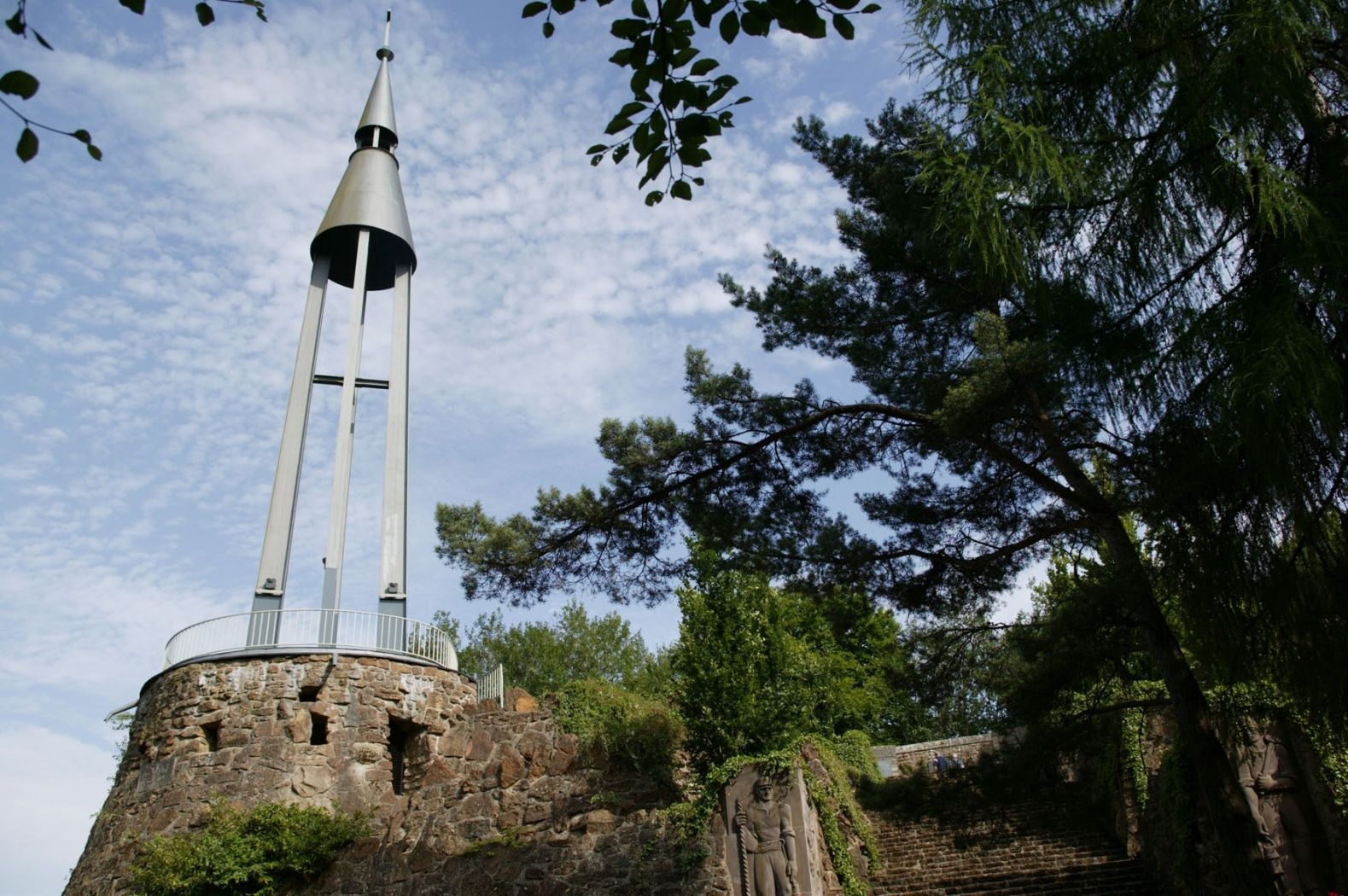 Unterwegs finden Sie auch das Bergarbeiterdenkmal (Bild) und das religiöse Herzstück "Léiffrächen"