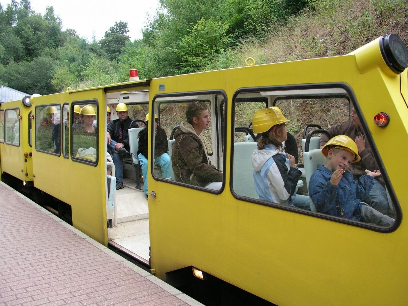 Während einer geführten Tour fahren Sie mit einer Grubenbahn in den Stollen.