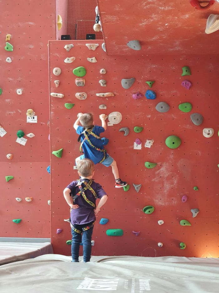Les enfants escaladent un mur intérieur à l'auberge de jeunesse d'Echternach