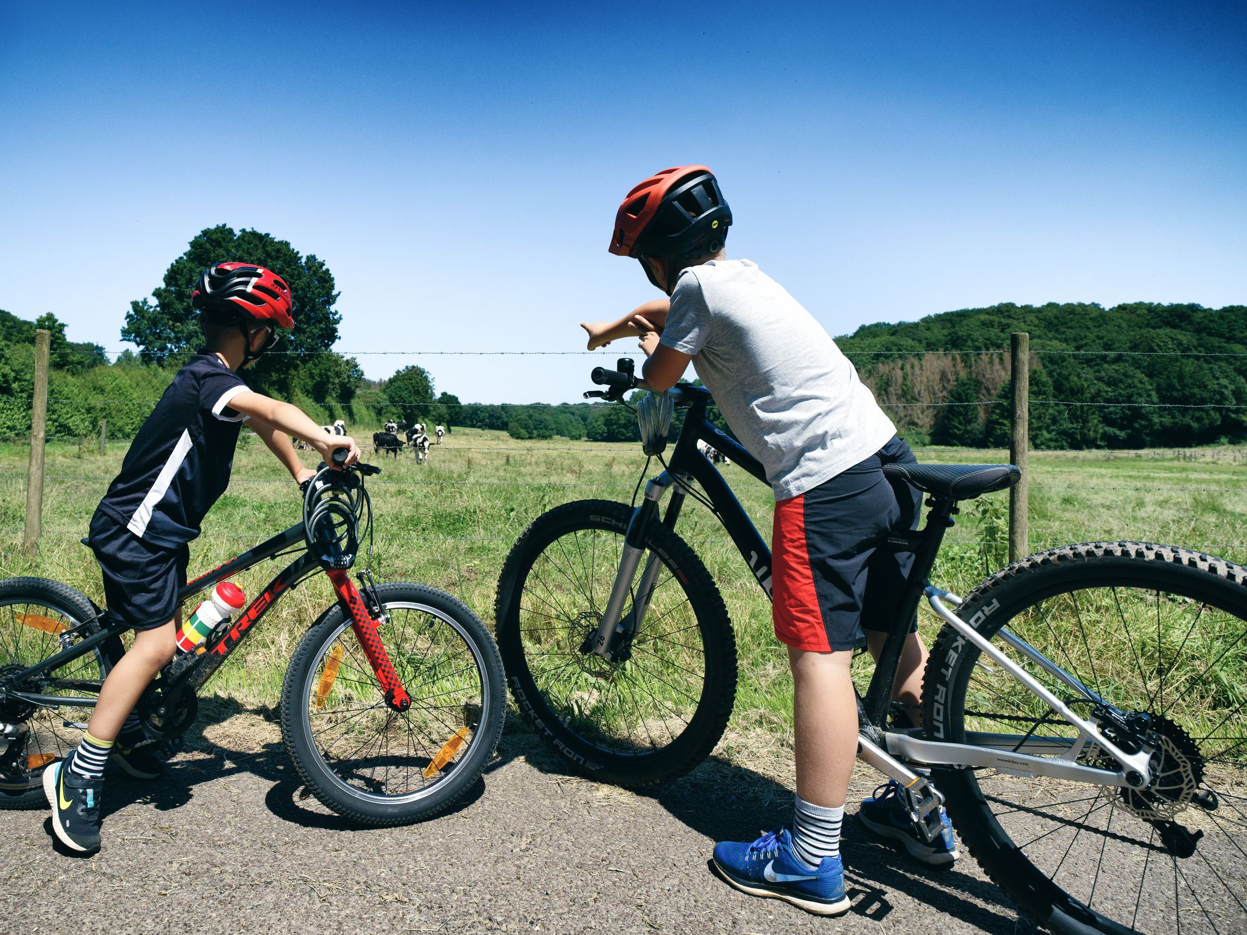 Deux enfants vététistes regardent la nature