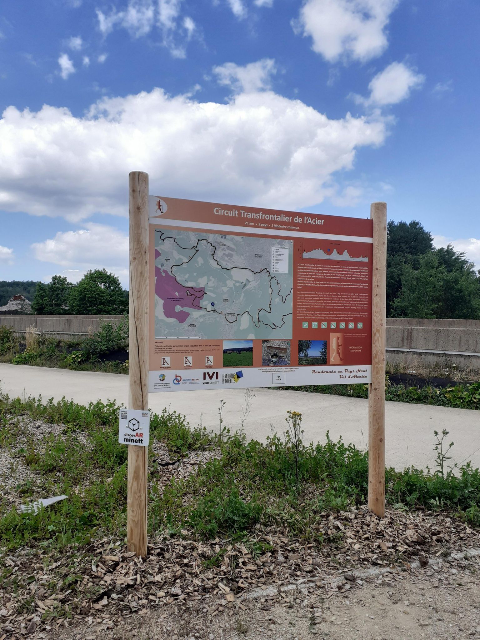 Am Startpunkt in Audun-le-Tiche (F) steht eine große Starttafel mit mehr Informationen