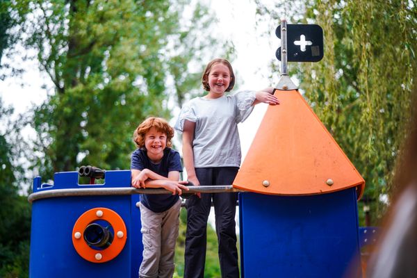 Zwei Kinder auf einem Spielplatz