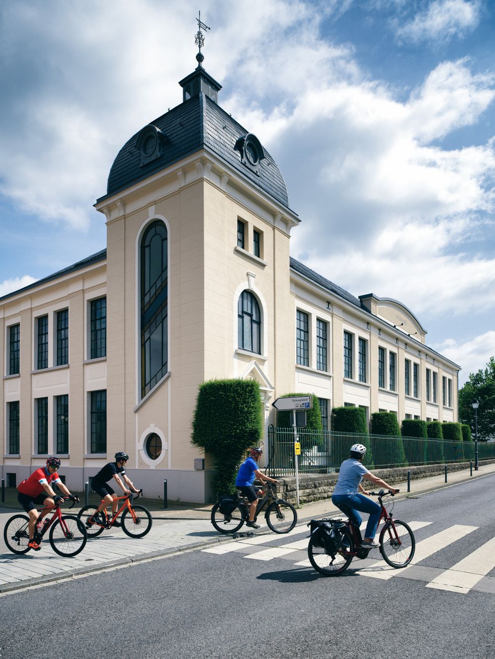 Des cyclistes sur une route à circulation apaisée